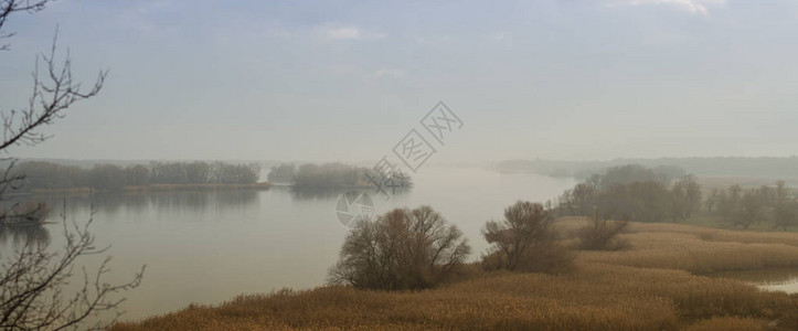 乌克兰Zaporozhye地区秋雾烟中Dniep图片
