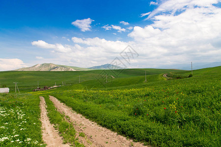 美丽的春天和夏天的风景在青山之间的山乡间小路青山绿水图片