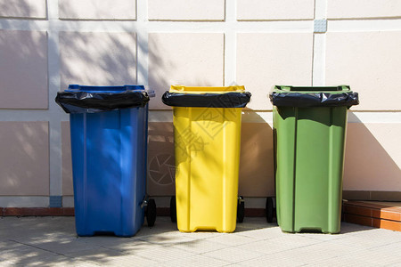 街上三个回收站的近景图片素材