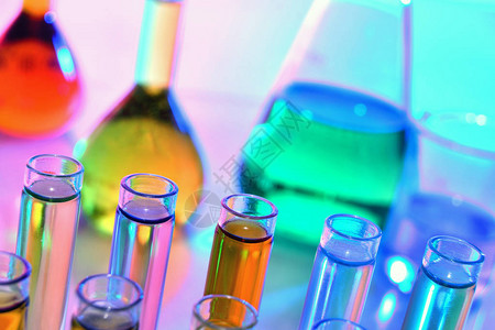 具有五颜六色的化学品和试剂化学科的实图片