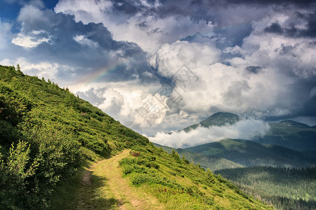 乌克兰喀尔巴阡山脉雨后的彩虹图片