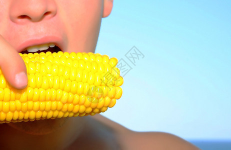 男人吃玉米图片