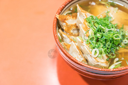 对拉面碗日式食品的柔和关注图片