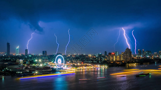 雷暴闪电击中泰国曼谷商业建筑区乌云密布的天空图片