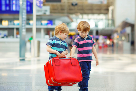 两个疲惫的兄弟姐妹男孩在机场一起旅行图片