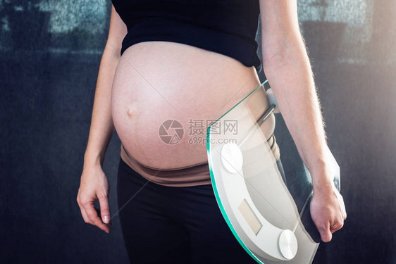 孕妇拿着秤图片