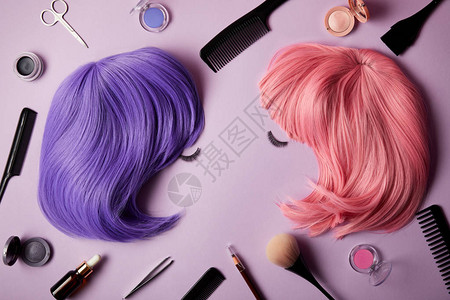 粉色和紫色假发假睫毛化妆工具和紫色化图片