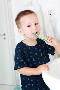 牙科护理小男孩洗牙背景图片