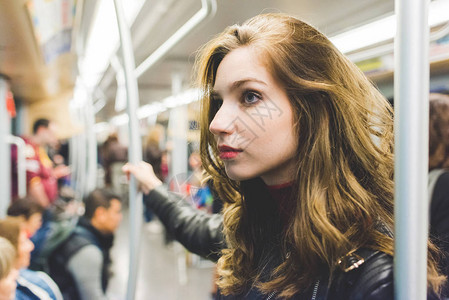 地铁上年轻美丽的白人女通勤者通勤旅图片