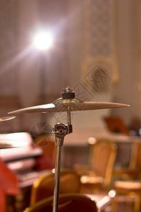 打击乐器一盘铜鼓音乐厅里的乐器图片