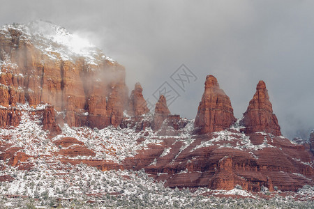 雪覆盖了西多纳亚里桑那红岩图片