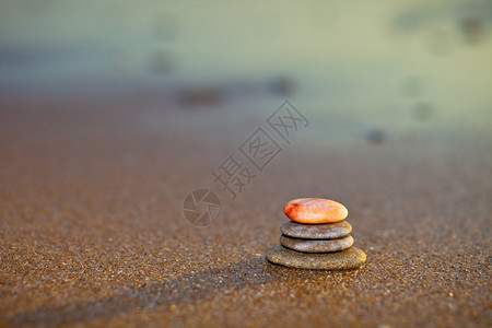 沙滩上的禅石图片