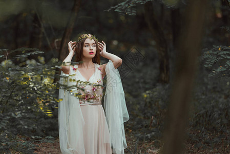 幻想女神在森林中装饰着花裙背景图片