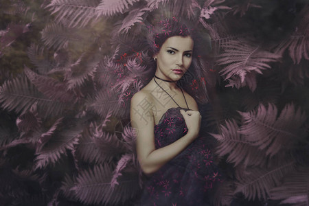 魔法森林肖像中的美丽仙女背景图片