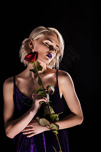 身着紫色礼服和红玫瑰的金发美女图片