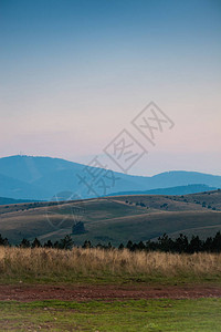 黄昏背景下的丘陵自然景观图片