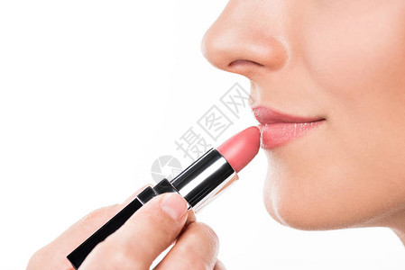 化妆师在模特嘴唇上涂粉红色唇膏的短片图片