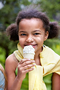吃冰淇淋的漂亮女孩的画像图片