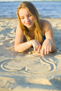 在沙滩上的小女图片