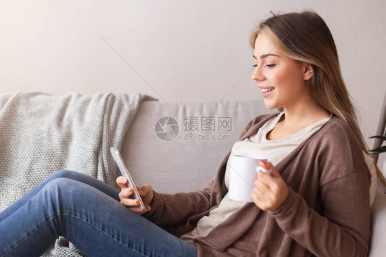 好时光开心的女士在家用手机聊天喝咖啡图片