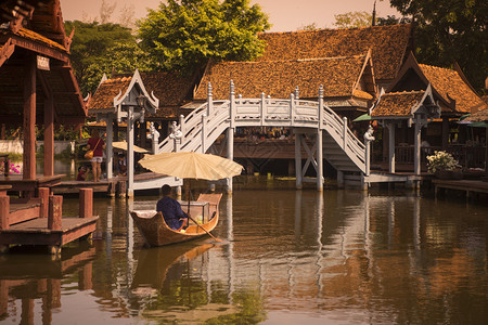 泰国东南亚曼谷市以南SamuthPrakan市古城或MuangBoran的传统的木桥Woodb图片