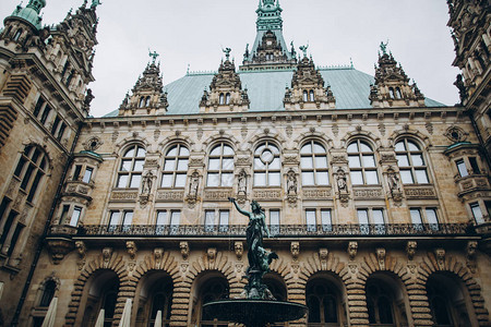 美丽的汉堡市政厅和Hygiiea喷泉图片