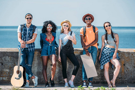 照片  |北京南站赶火车的人们模板  |创意字体中国人口日节日宣传海报