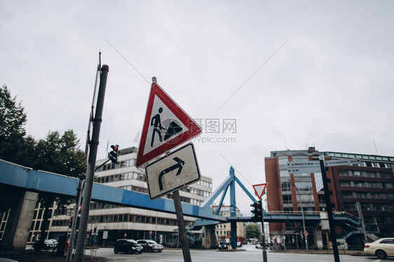 选择地关注交通城市标志和建筑的背景汉图片