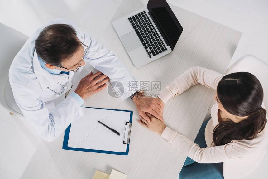 医生和病人手牵的俯视图高清图片下载-正版图片503356736-摄图网