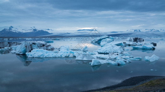 冰岛Jokulsarlon冰川环礁湖上漂浮的蓝色图片