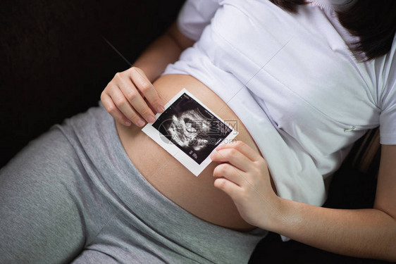 孕妇在肚子上拉手在家里内地保持超声图片