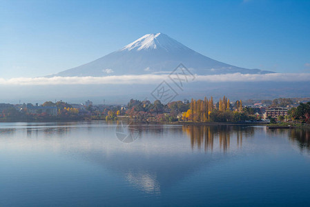 日本山梨县的富士山和河口湖背景图片