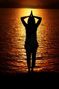 在河岸向太阳神祷告每天早上的轮廓里有一位印度女人图片