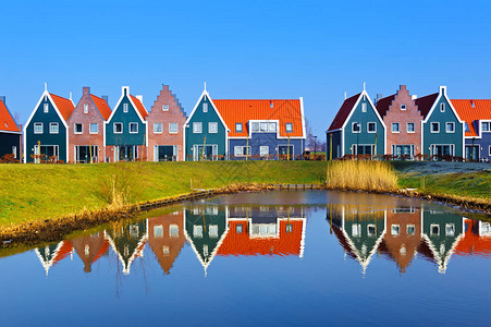 Volendam海洋公园有彩色房屋反映图片