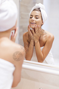洗完澡后照镜子的女人图片