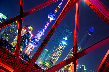 晚上花园桥对面的上海天际线背景图片