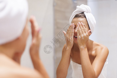 在浴室洗脸的女人图片