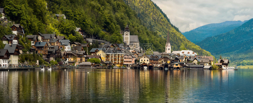 水中反映的Hallstat村山区地貌全景图片