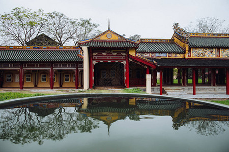 传统的东方传统建筑在越南休埃的平静池图片