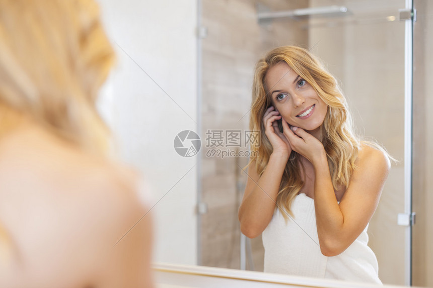 自然的女人在镜子里看自己的倒影图片