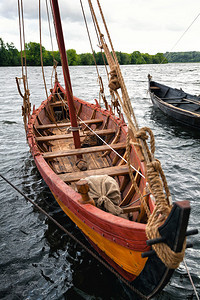 老式木船水上的船图片