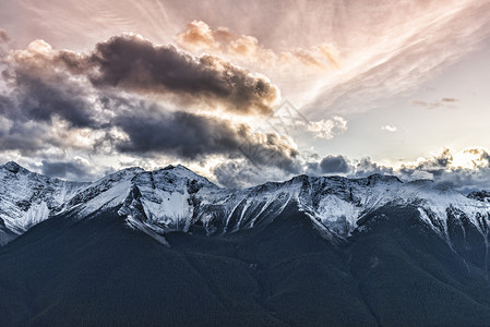 加拿大艾伯塔邦夫公园Banff上方的Sulfer山观测塔提供了周围山脉的观察图图片