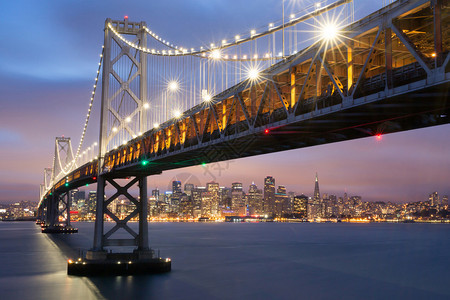 海湾桥灯光和旧金山天际的景象造就了一个奇妙的景象图片