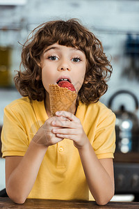 可爱的小孩吃美味的冰淇图片