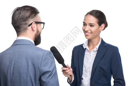 展会采访快乐的女记者采访身着西装孤立背景