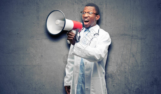 年轻的黑人医生医疗专业人员拿着扩音器大声喊叫图片