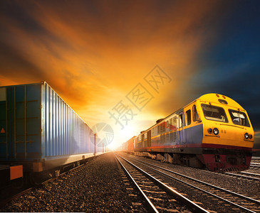 工业集装箱列车在铁路轨道上运行图片