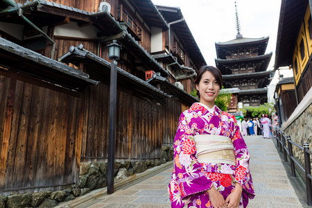 穿传统服装的日本妇女参观y图片