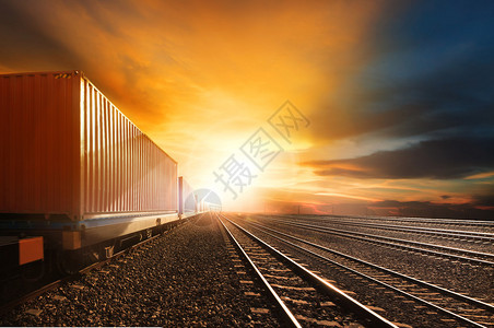 在铁路轨道上运行的火车集装箱工业列车图片