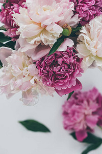 白色浅粉色牡丹花束的顶部视图图片